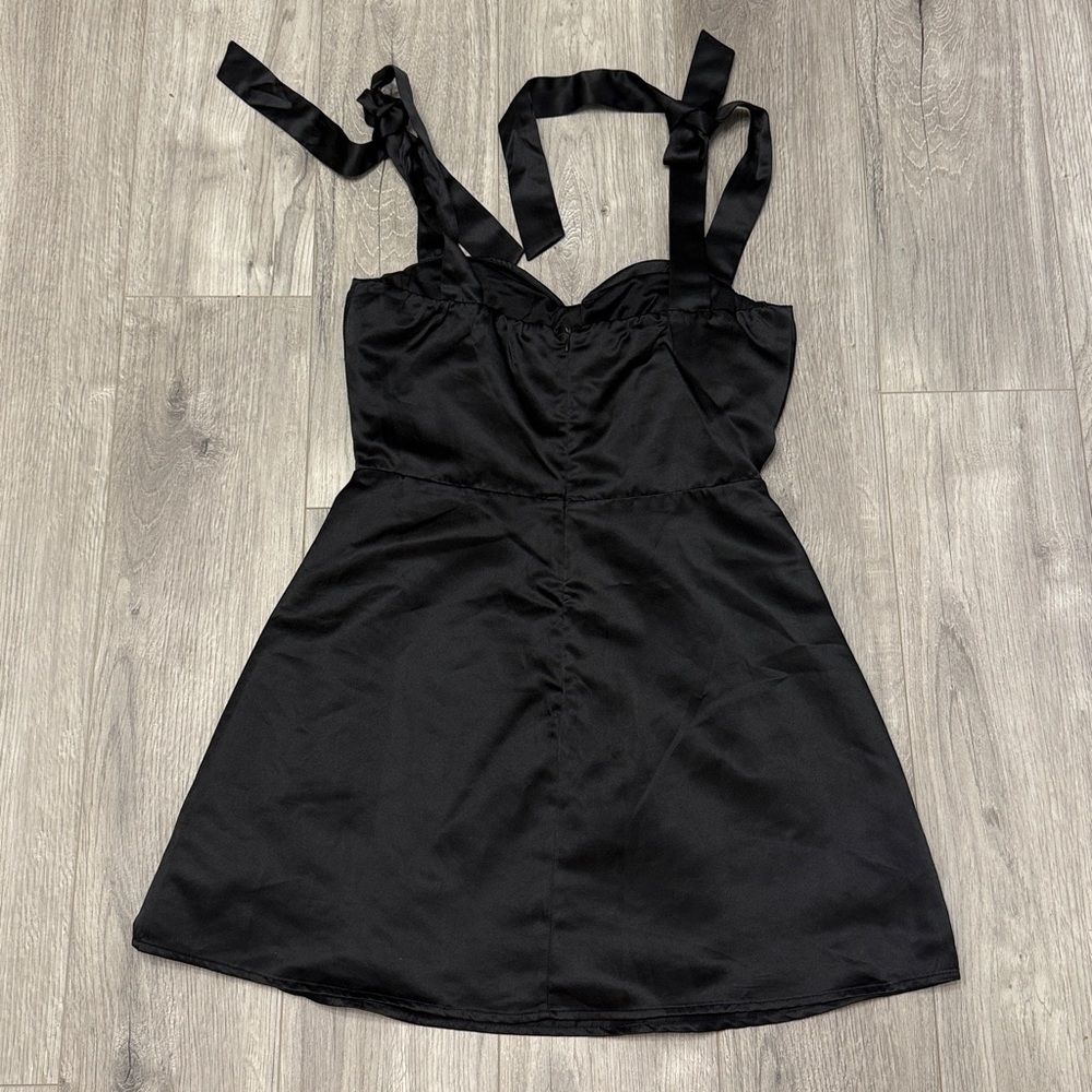 Sold out Lucy In The Sky Nelia Satin Dress - Size M ✨ - Picture 8 of 8